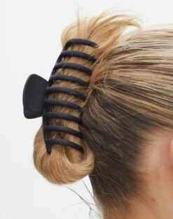 Detailed Eyelet Waist Thong Bikini Bottom -GLASSONS CLOTHING 90s matte claw clip black front ha46563clp 3